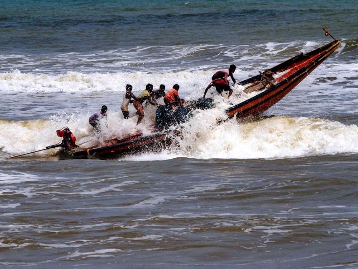 Know the ten big points of cyclone fani, Odisha On High Alert ‘फोनी’ को लेकर अलर्ट जारी, कल ओडिशा में स्कूल-कॉलेज बंद, पर्यटकों को पुरी छोड़ने की सलाह, जानें 10 बड़ी बातें