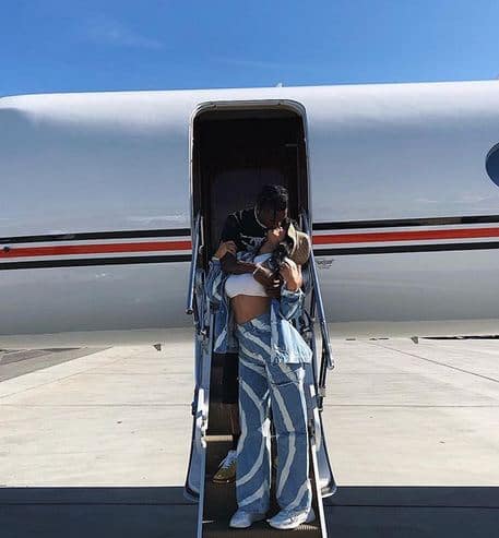 हालांकि इसके अलावा भी कुछ ही दिन पहले काइली प्लेन से उतरते हुए ट्रैविस के साथ लिपलॉक करती हुईं दिखी थीं. जिसकी तस्वीरें उन्होंने सोशल मीडिया पर पोस्ट कर खूब सुर्खियां बटोरी थीं. 