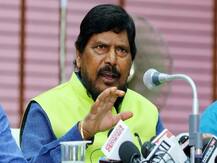 शिवसेना की बुर्के पर बैन की मांग, मंत्री अठावले ने कहा- सभी मुस्लिम महिलाएं आतंकवादी नहीं