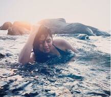 मशहूर सीरियल FIR की इस अभिनेत्री ने समुंदर के किनारे फ्लॉट की अपनी खूबसूरती