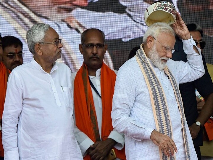 Nitish Kumar sits wearing wry smile as PM Narendra Modi chants Vande Mataram video viral पीएम मोदी ने जब लगाया वंदे मातरम का नारा, मंच पर मौजूद नीतीश मुस्कुराते रहे, वीडियो वायरल
