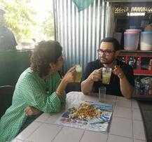 आमिर खान ने पत्नी किरण राव संग पिया गन्ने का जूस और खाई भेलपूरी, देखें तस्वीरें