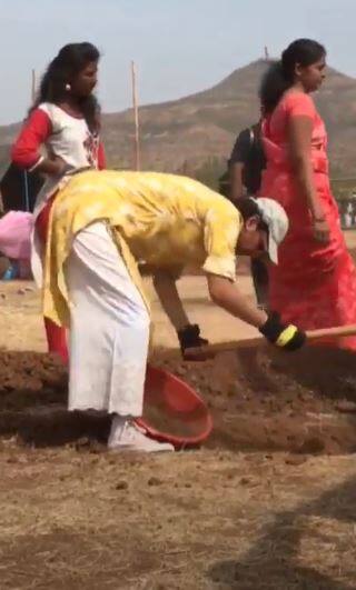 आमिर और किरण पानी फाउंडेशन के संस्थापक हैं. यह एक गैर-लाभकारी व गैर-सरकारी संस्था है जो महाराष्ट्र में सूखे की रोकथाम और जल प्रबंधन के क्षेत्र में सक्रिय है.