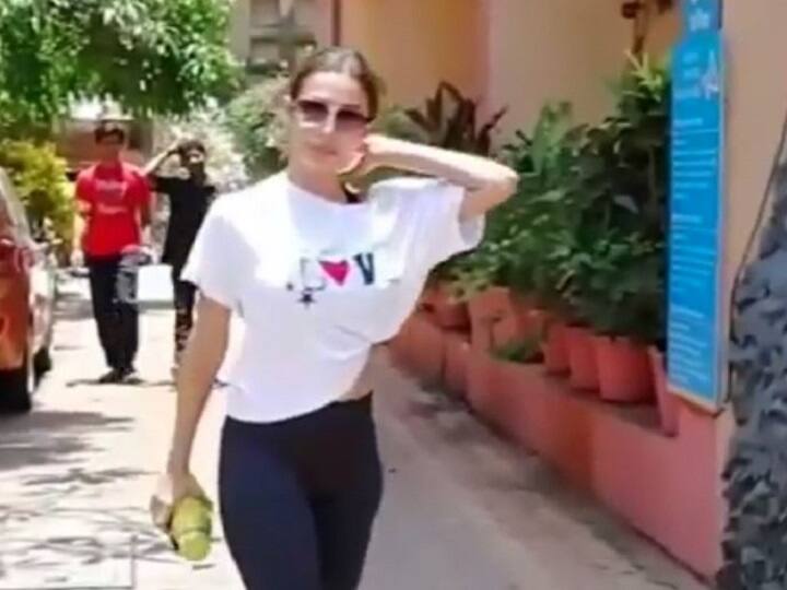 malaika arora has secret massage for arjun kapoor in her t shirt Video: ऐसी T-Shirt पहनकर जिम पहुंची मलाइका अरोड़ा, अर्जुन कपूर से जुड़ने लगा नाम
