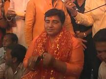 CM योगी की राह पर साध्वी प्रज्ञा, प्रचार पर लगा बैन तो कर्फ्यू वाली माता के मंदिर में जाकर की पूजा