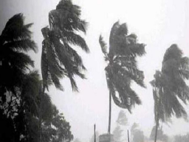 103 trains cancelled due to Cyclone Fani in Odisha साइक्लोन फोनी: 103 ट्रेनें रद्द, पर्यटकों के रेस्क्यू के लिए दो स्पेशल ट्रेनों की सुविधा