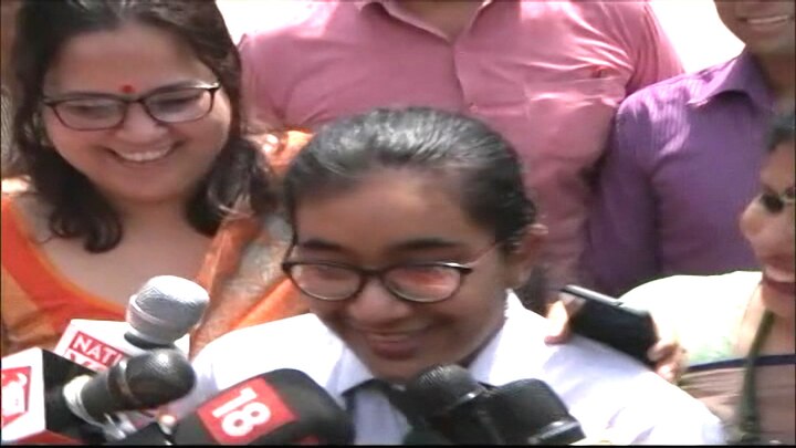 cbse class 12th result declared know about topper hansika shukla CBSE 12वीं रिजल्टः हंसिका शुक्ला पहले स्थान पर, बताया टॉपर होने का राज