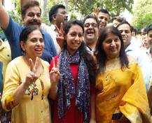 सीबीएसई 12वीं की परीक्षा में हंसिका शुक्ला और करिश्मा अरोड़ा ने किया टॉप