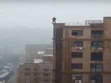 सेल्फी लेने के चक्कर में बहुमंजिला इमारत से गिरा शख्स, मुंबई पुलिस ने ट्वीट किया वीडियो