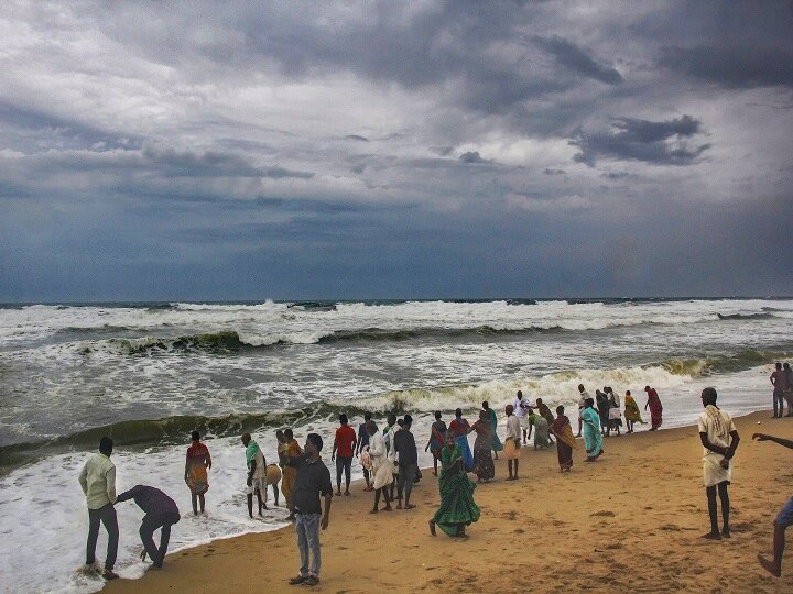 cyclone fani will hit eastern coast on friday noon, PM Modi himself is monitoring the arrangements Details: देश के पूर्वी हिस्से पर 3 मई को दस्तक देगा चक्रवात फोनी, पीएम मोदी खुद कर रहे हैं इंतजामों की निगरानी