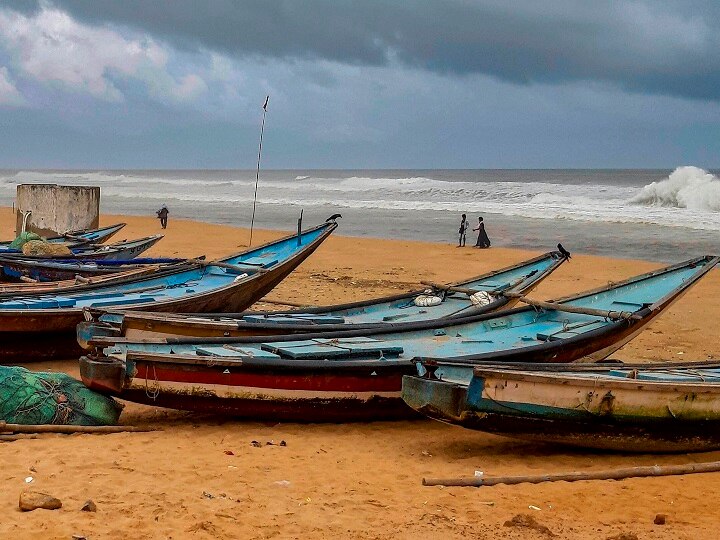 Cyclone Fani To Hit Odisha, evacuate 8 lakh people ‘फोनी’ तूफान:  NDRF की 81 टीम तैयार, भुवनेश्वर एयरपोर्ट से उड़ानें बंद, पीएम मोदी ने लिया तैयारियों का जायजा