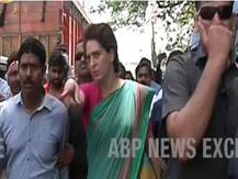 जाम में फंसी एंबुलेंस को निकालने के लिए सड़क पर उतरीं प्रियंका गांधी