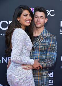 अवॉर्ड इवेंट में निक जोनास ने प्रियंका चोपड़ा को किया किस, यहां देखिए खूबसूरत तस्वीरें