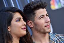 अवॉर्ड इवेंट में निक जोनास ने प्रियंका चोपड़ा को किया किस, यहां देखिए खूबसूरत तस्वीरें