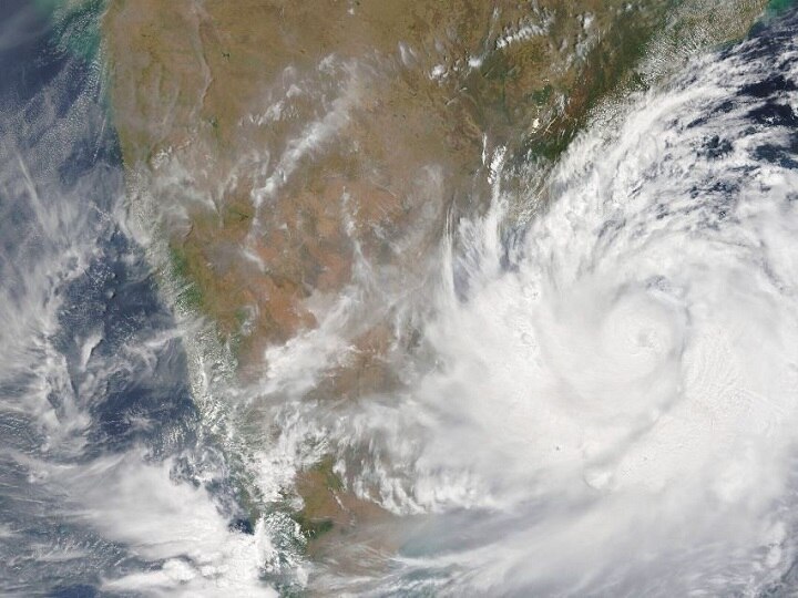 Cyclone Fani may cause heavy rain and storm in Uttar Pradesh, Bihar, Jharkhand and Tamil Nadu यूपी और बिहार समेत इन राज्यों में कहर बरपा सकता है फोनी, चेतावनी जारी