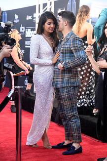 म्यूजिक अवॉर्ड फंक्शन में एक-दूसरे के बेहद करीब नजर आए प्रियंका-निक, देखें तस्‍वीरें