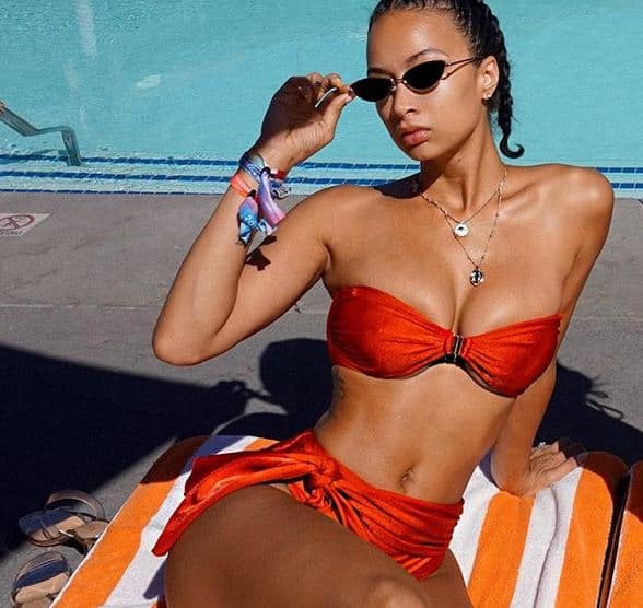 सनबाथ लेना हो या फिर बिकिनी में हॉट अंदाज में पोज देना हो मिशेल हर अंदाज में परफेक्ट हैं. 