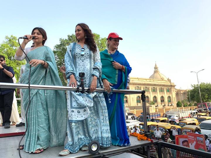 सोनाक्षी जिस गाड़ी में अपनी मां के साथ सवार थीं उसी गाड़ी में समाजवादी पार्टी के राष्ट्रीय अध्यक्ष अखिलेश यादव की पत्नी और सांसद डिंपल यादव भी मौजूद थीं. जिस दौरान सोनाक्षी सिन्हा अपनी मां के लिए लखनऊ के लोगों से वोट करने की अपील कर रही थीं उस दौरान हजारों की संख्या में लखनऊ की सड़कों पर लोगों का जमावड़ा देखने को मिला. (फोटो: ट्विटर)