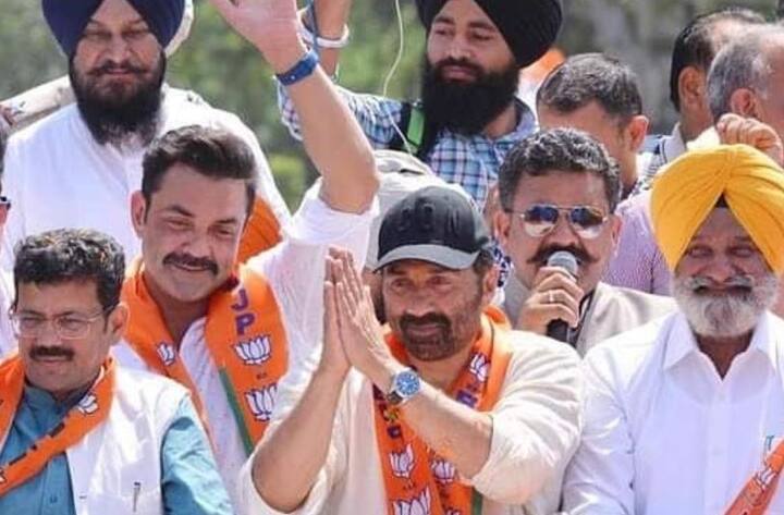 अभिनेता और पंजाब की गुरदासपुर लोकसभा सीट से भाजपा उम्मीदवार सनी देओल के भाई बॉबी देओल ने बृहस्पतिवार को कहा कि सनी के पहले रोड शो को मिला अपार जनसमर्थन दिखाता है कि पंजाबी लोग देओल परिवार को किस कदर प्यार करते हैं.