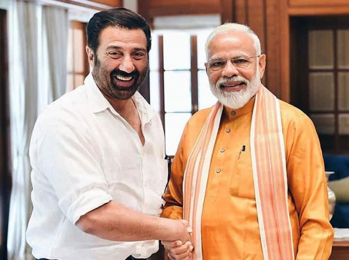 फिल्म 'दामिनी' और 'घायल' के लिये राष्ट्रीय पुरस्कार विजेता सनी देओल ने सोमवार को नामांकन पत्र दाखिल करते हुए खुद को 