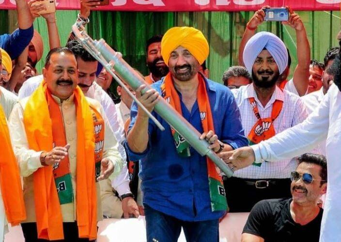  सनी देओल अपनी फिल्म 'गदर-एक प्रेमकथा' में हैंडपंप हाथों में लिए दिखे थे. फिल्म तो सुपरहिट साबित हुई ही थी साथ ही सनी देओल का ये हैंडपंप उखाड़ने वाला सीन भी खूब पॉपुलर हुआ. अब जब सनी चुनावी मैदान में हैं तो वो हर अंदाज में मतदाताओं और फैंस को लुभाने की कोशिश करते नजर आ रहे हैं.