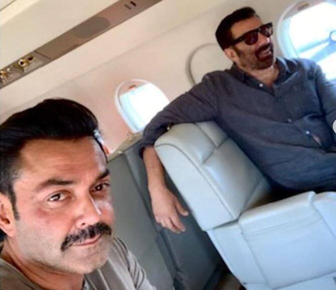  एक वक्त पर बॉबी के पिता धर्मेंद्र भी राजनीति में आए थे लेकिन कुछ वक्त बाद उन्होंने राजनीति छोड़ दी. उन्होंने कहा था कि राजनीति शायद उनके खून में नहीं हैं, इस बाबत पूछे जाने पर बॉबी ने कहा कि सनी देओल यहां ठहरने के लिए आए हैं और जनता की सेवा करना चाहते हैं. 