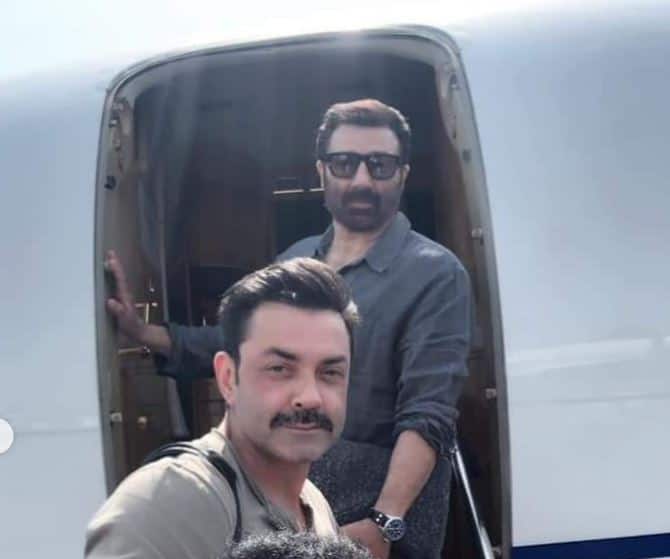 साथ ही बॉबी ने बताया कि आने वाले समय में मुमकिन है कि उनके पिता धर्मेंद्र और मां हेमा मालिनी भी सनी देओल के लिए प्रचार करती नजर आ सकती हैं. 