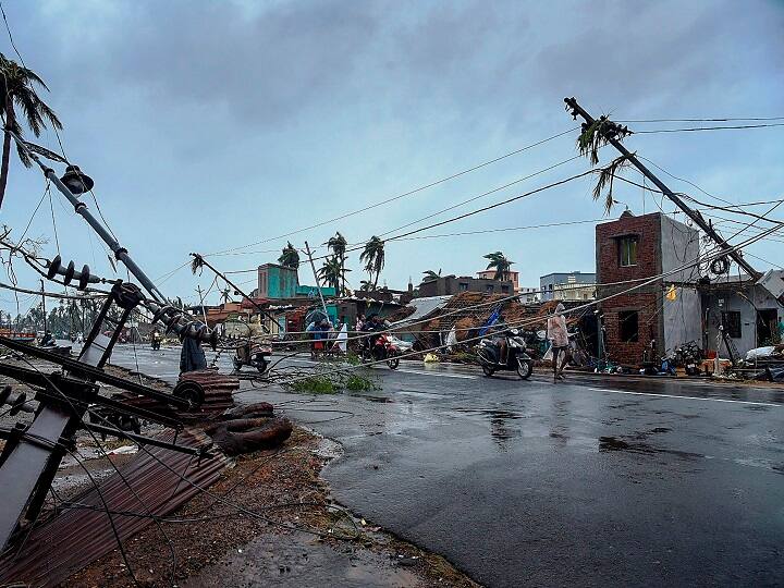 ‘फोनी’ तूफान से ओडिशा में 8 की मौत, जनजीवन अस्त व्यस्त, मोबाइल नेटवर्क-बिजली जैसी जरूरी सेवाएं ठप Cyclone Fani- 8 dead in Odisha, A red alert has been issued in coastal areas ‘फोनी’ तूफान से ओडिशा में 8 की मौत, जनजीवन अस्त व्यस्त, मोबाइल नेटवर्क-बिजली जैसी जरूरी सेवाएं ठप