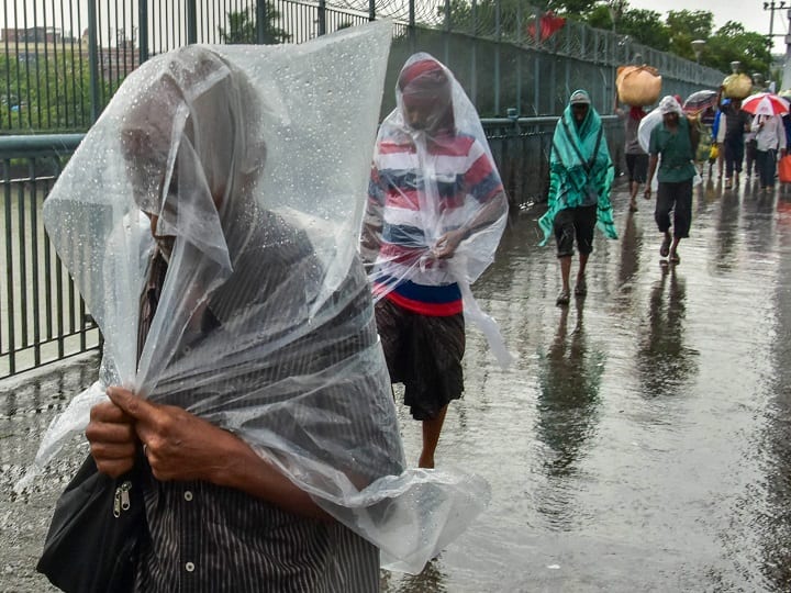 Cyclone Fani Hits West Bengal Triggering Heavy Rainfall, Uprooting Trees ‘फोनी’ तूफान की आज पश्चिम बंगाल में दस्तक, कोलकाता एयरपोर्ट बंद, 220 ट्रेनें भी रद्द