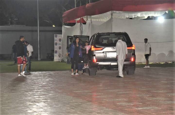 आराध्या अपने पिता की हौसला अफजाई के लिए मां ऐश्वर्या के साथ पहुंचीं थीं.