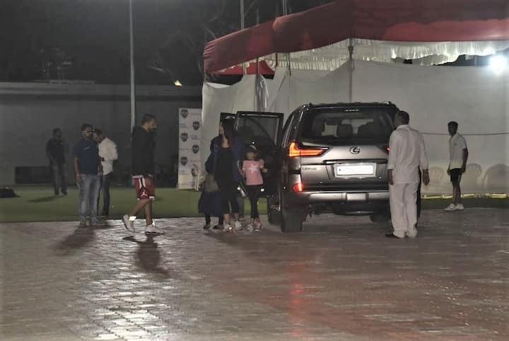 जीत के बाद अभिषेक काफी खुश नजर आए और उन्होंने अपनी बेटी को गले लगा लिया.