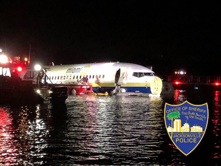 america Boeing 737 coming from Guantanamo Bay slid off the runway and fell into St Johns River in Florida अमेरिकाः फ्लोरिडा में रनवे से फिसलकर नदी में गिरा बोइंग 737 विमान, सभी यात्री सुरक्षित