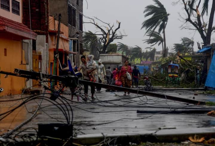 रेलवे चक्रवात प्रभावित ओडिशा, पश्चिम बंगाल और आंध्र प्रदेश के लिए राहत सहायता सामग्री मुफ्त में पहुंचाएगा. रेलवे ने इस सिलसिले में दिशानिर्देश जारी किए हैं.