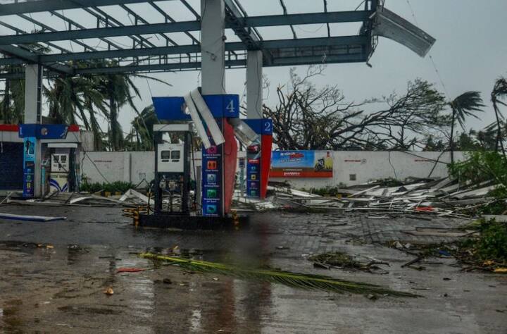 ओडिशा में फोनी के दस्तक देने के बाद पड़ोसी राज्य पश्चिम बंगाल भी इसके प्रकोप से खुद को बचाने के लिये तैयारी कर रहा है. तस्वीर में एक पेट्रोल पंप का हाल.