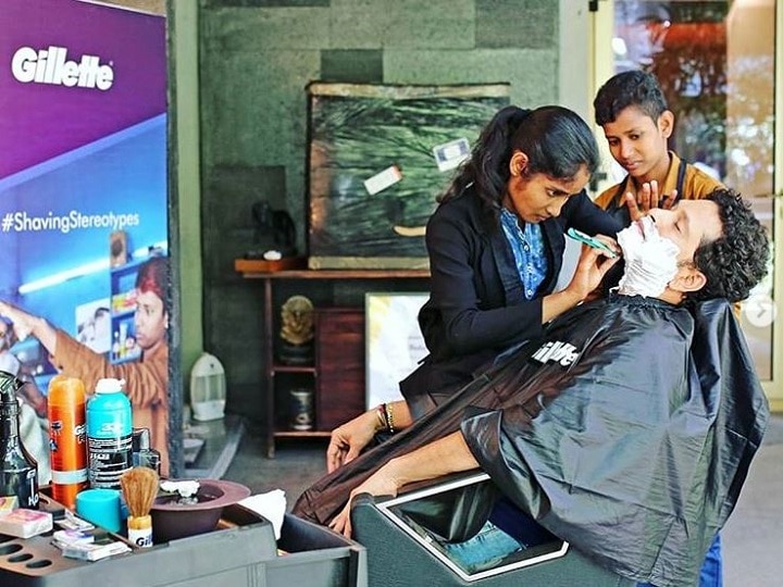 Sachin Tendulkar gets a shave from Uttar Pradesh girl जब सचिन ने महिला हज्जाम नेहा और ज्योति से बनवायी दाढ़ी