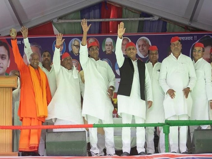 यूपी: अखिलेश के साथ रैलियों में दिख रहे हैं योगी आदित्यनाथ से मिलते-जुलते बाबा UP- full detail about Suresh Thakur who look like Yogi Adityanath, mostly spoted with Akhilesh Yadav in Rallies यूपी: अखिलेश के साथ रैलियों में दिख रहे हैं योगी आदित्यनाथ से मिलते-जुलते बाबा