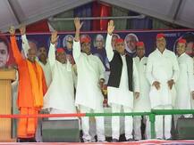 यूपी: अखिलेश के साथ रैलियों में दिख रहे हैं योगी आदित्यनाथ से मिलते-जुलते बाबा