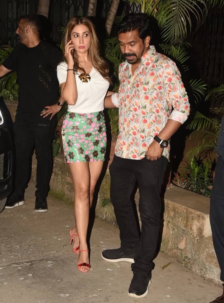 बॉलीवुड अभिनेत्री किम शर्मा हाल ही में फिल्म मेकर अभिषेक कपूर और प्रज्ञा कपूर के वेडिंग एनिवर्सरी में पहुंची. उनकी इस दौरान की काफी सारी खूबसूरत तस्वीरें हम आपके लिए लेकर आए हैं. (तस्वीर: मानव मंगलानी)