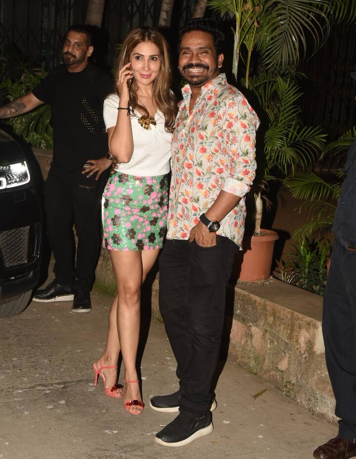 इस दौरान किम लेखक मुश्ताक शेख के साथ पैपराजी को पोज देती दिखाई दीं. (तस्वीर: मानव मंगलानी)