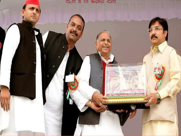 गोरखपुरः वरिष्ठ नेता भानु प्रकाश मिश्र ने सपा से तोड़ा नाता, मुलायम सिंह यादव को सोने की साइकिल भेंट कर चर्चा में आए थे Gorakhpur- Senior leader Bhanu Prakash Mishra resighns from Samajwadi Party, he presented erlier a gold bicycle to Mulayam Singh Yadav गोरखपुरः वरिष्ठ नेता भानु प्रकाश मिश्र ने सपा से तोड़ा नाता, मुलायम सिंह यादव को सोने की साइकिल भेंट कर चर्चा में आए थे