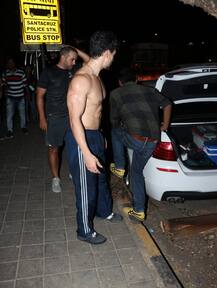 मुंबई की सड़कों पर शर्टलेस होकर निकले टाइगर श्रॉफ, फ्लॉन्ट की मस्कुलर बॉडी और एब्स