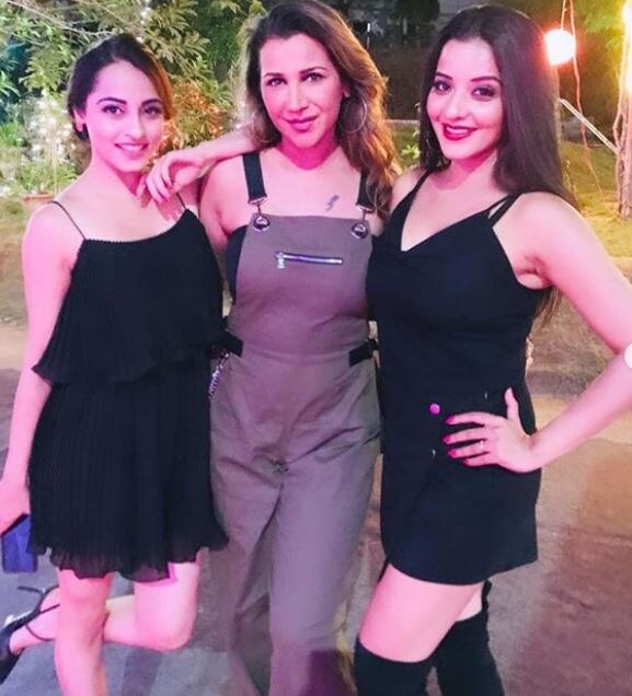 मोनालिसा सोशल मीडिया पर काफी एक्टिव रहती हैं. वो अपने फैंस के लिए सोशल मीडिया पर अप्डेट्स करती रहती हैं. (तस्वीर-इंस्टाग्राम)