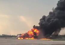 दिल दहला देंगी रूस में विमान हादसे की ये तस्वीरें, जलते हुए यात्री विमान ने की लैंडिंग