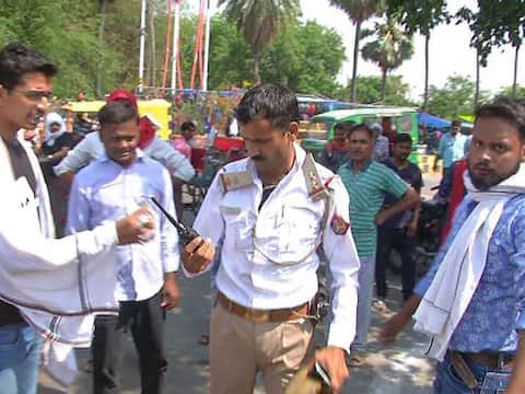 प्रयागराज: भरे बाजार यूपी पुलिस के दरोगा की पिटाई, लगा अवैध वसूली का आरोप प्रयागराज: भरे बाजार यूपी पुलिस के दरोगा की पिटाई, लगा अवैध वसूली का आरोप