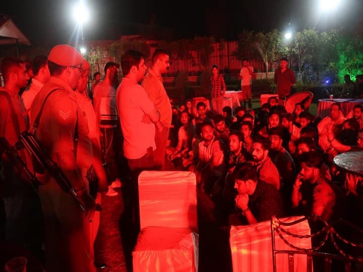 नोएडा के फार्म हाउस में चल रही थी 'रेव पार्टी', पुलिस ने किया 192 को गिरफ्तार