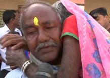 तमाम बाधाओं को मात देकर मतदान करने पहुंच रहे लोग, देखें तस्वीरें