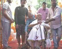 तमाम बाधाओं को मात देकर मतदान करने पहुंच रहे लोग, देखें तस्वीरें