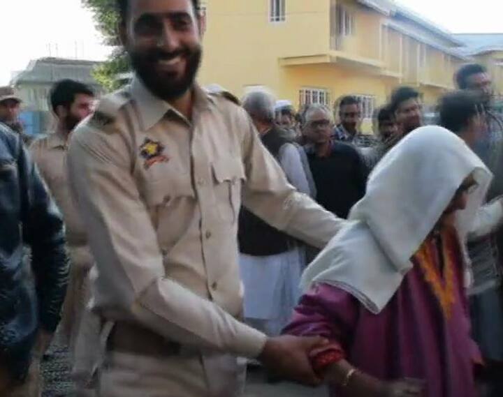 ये तस्वीर अनंतनाग लोकसभा सीट के पुलवामा के एक मतदान केंद्र की है. यहां सुरक्षाकर्मी एक बुजुर्ग महिला की मदद करते हुए. 