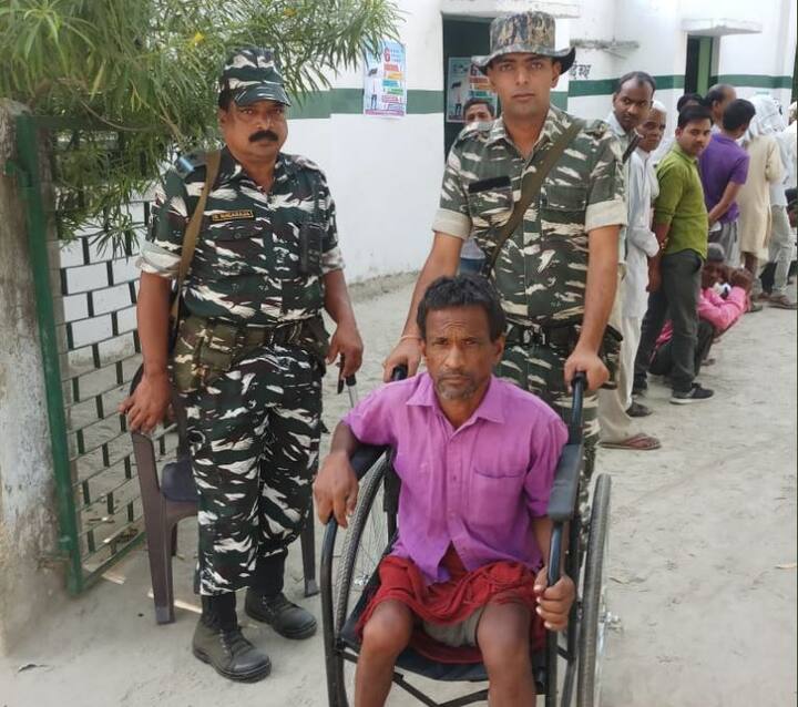 यूपी के जनपद बाराबंकी में मतदान के लिए आए दिव्यांग की मदद करते सुरक्षाकर्मी. पोलिंग बूथ पर जिस किसी मतदाता को मदद की जरूरत होती उन्हें तुरंत मदद की जाती है. 