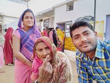 तमाम बाधाओं को मात देकर मतदान करने पहुंच रहे लोग, देखें तस्वीरें